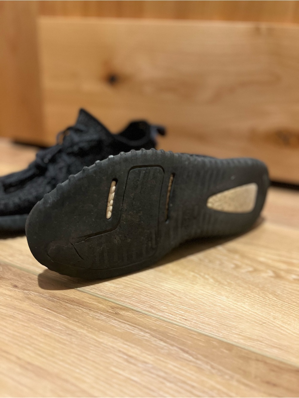 Size 10 Yeezy 350 v1 black pirate original release - Yeezy sneakers - pre owned - Picture 6 of 9